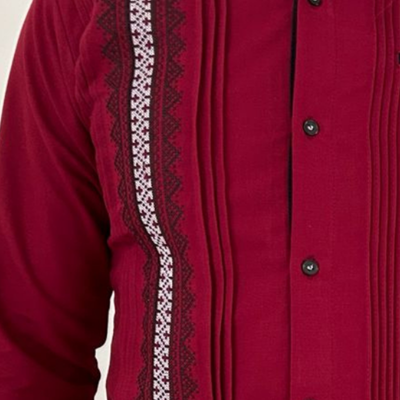 Detalle de los bordados artesanales en la guayabera roja.