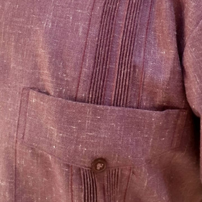 Detalle de los cuatro bolsillos en guayabera cubana