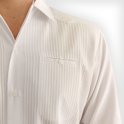 Detalle de los pliegues frontales de la guayabera presidencial blanca