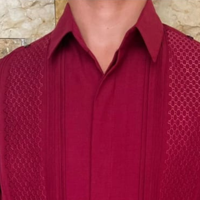 Detalle de los pliegues y bolsillos de la guayabera rojo vino.