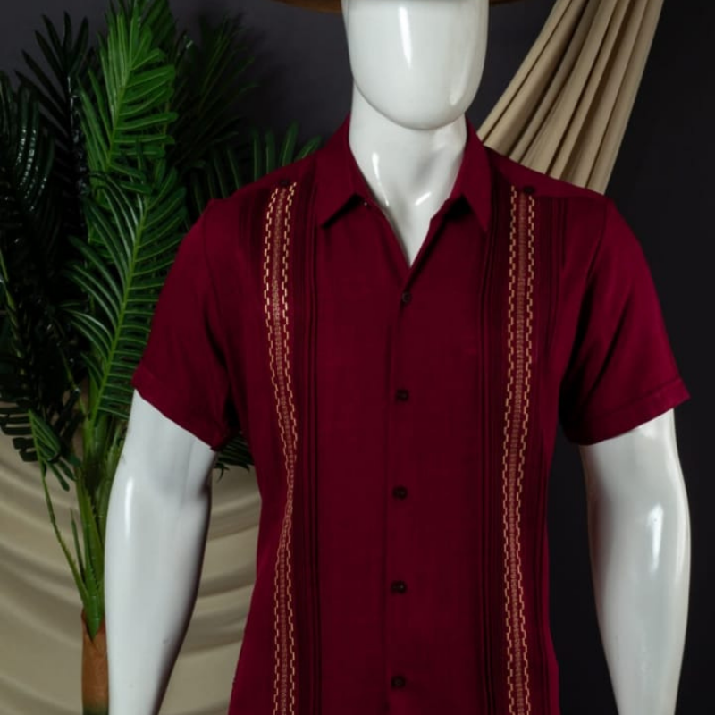 Detalle de los pliegues y bolsillos de la guayabera rojo vino artesanal