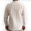 Detalle de puño francés en guayabera blanca formal