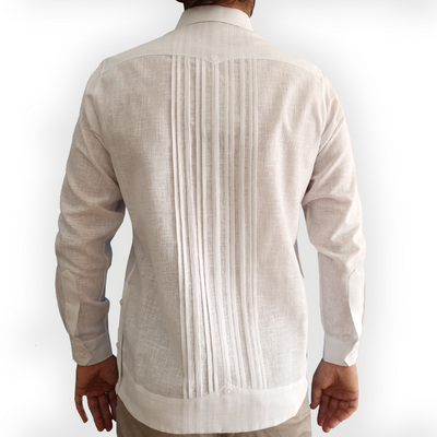 Detalle de puño francés en guayabera blanca formal