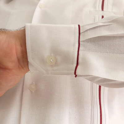 Detalle de puño francés en guayabera hombre manga larga