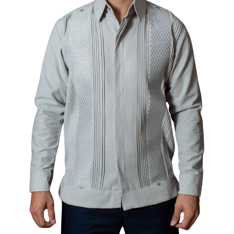 Detalle de puños y botones en guayabera gris de lino