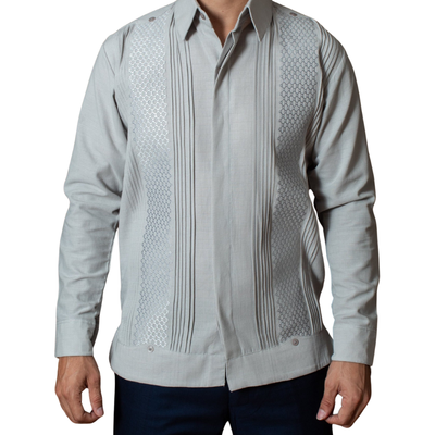 Detalle de puños y botones en guayabera gris de lino