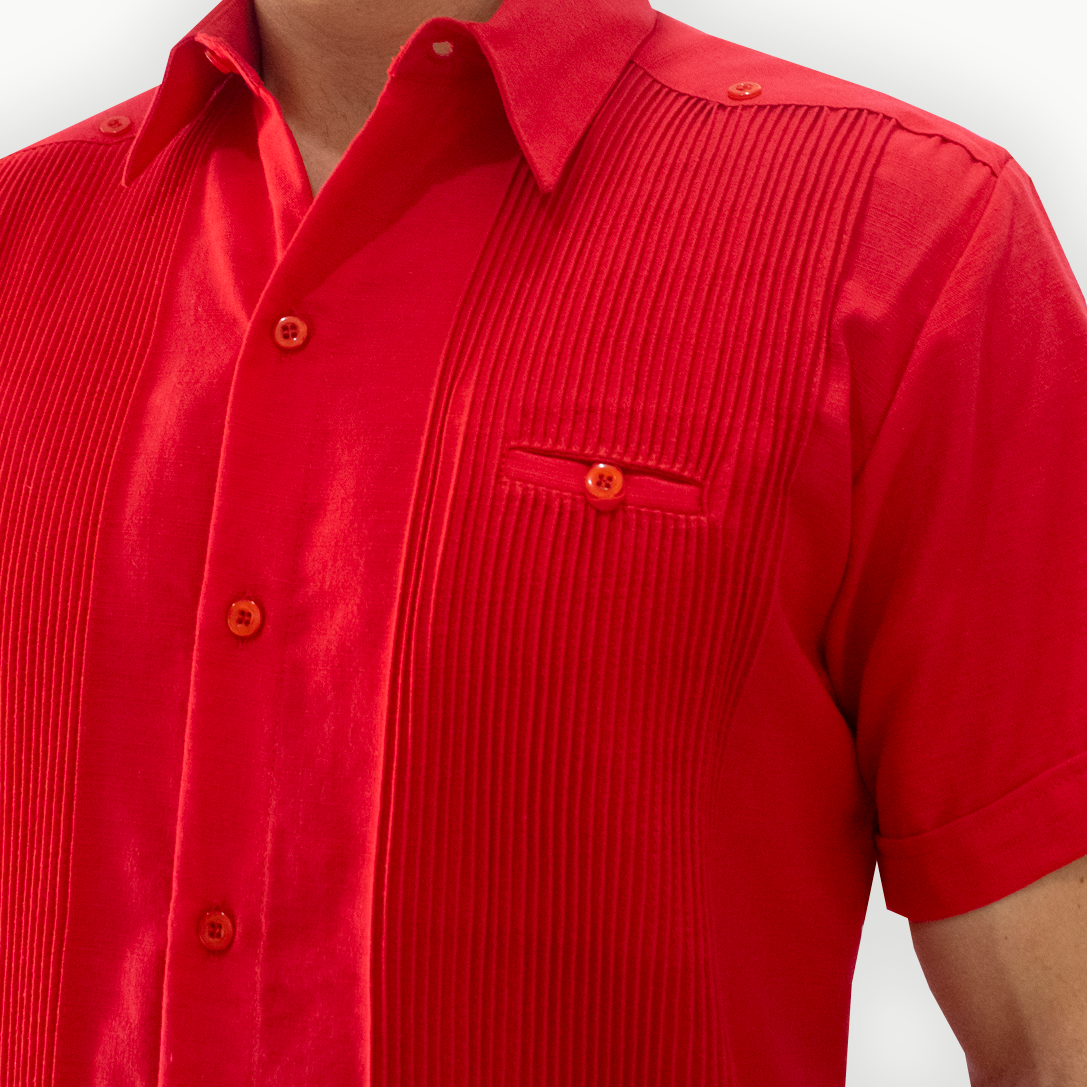 Detalle del bolsillo frontal de guayabera roja de lino y algodón