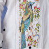Detalle del bordado artesanal en guayabera bordada pájaro