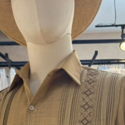 Detalle del bordado artesanal en guayabera camel