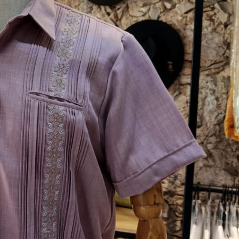 Guayabera lavanda manga corta bordada