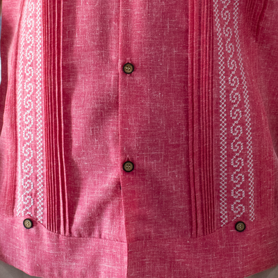 Detalle del bordado artesanal en guayabera rosa