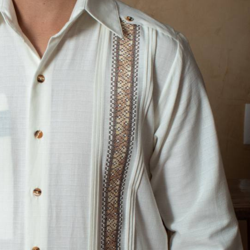 Detalle del bordado artesanal en puño de guayabera blanca