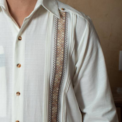 Detalle del bordado artesanal en puño de guayabera blanca