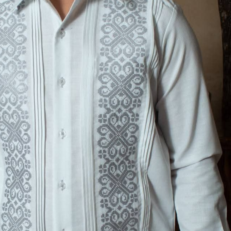 Guayabera fresca con bordado gris hecha en lino y algodón