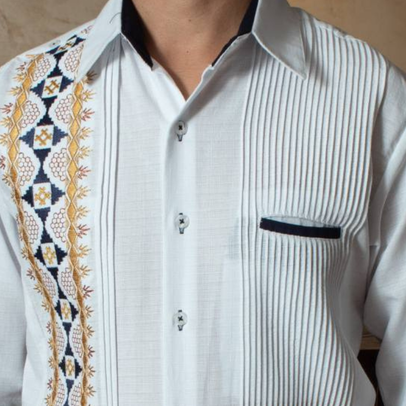 Detalle del bordado artesanal punto de cruz en guayabera