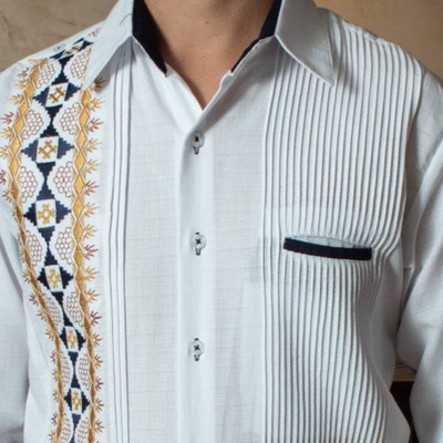 Detalle del bordado artesanal punto de cruz en guayabera