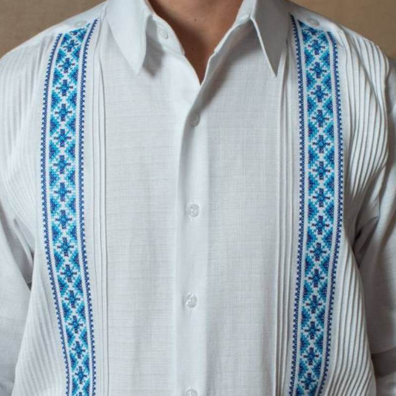 Guayabera presidencial bordado azul cielo