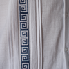 Detalle del bordado azul en guayabera blanca