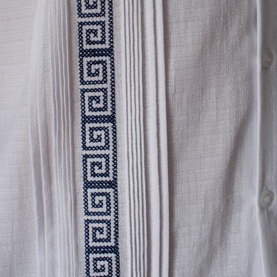 Detalle del bordado azul en guayabera blanca