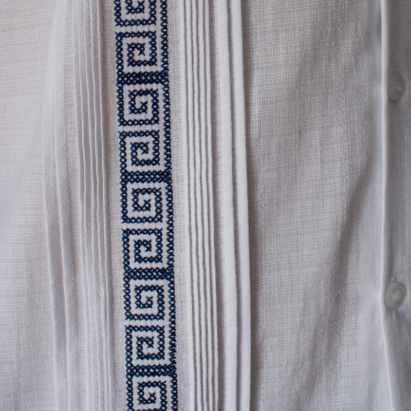 Guayabera blanca bordado azul