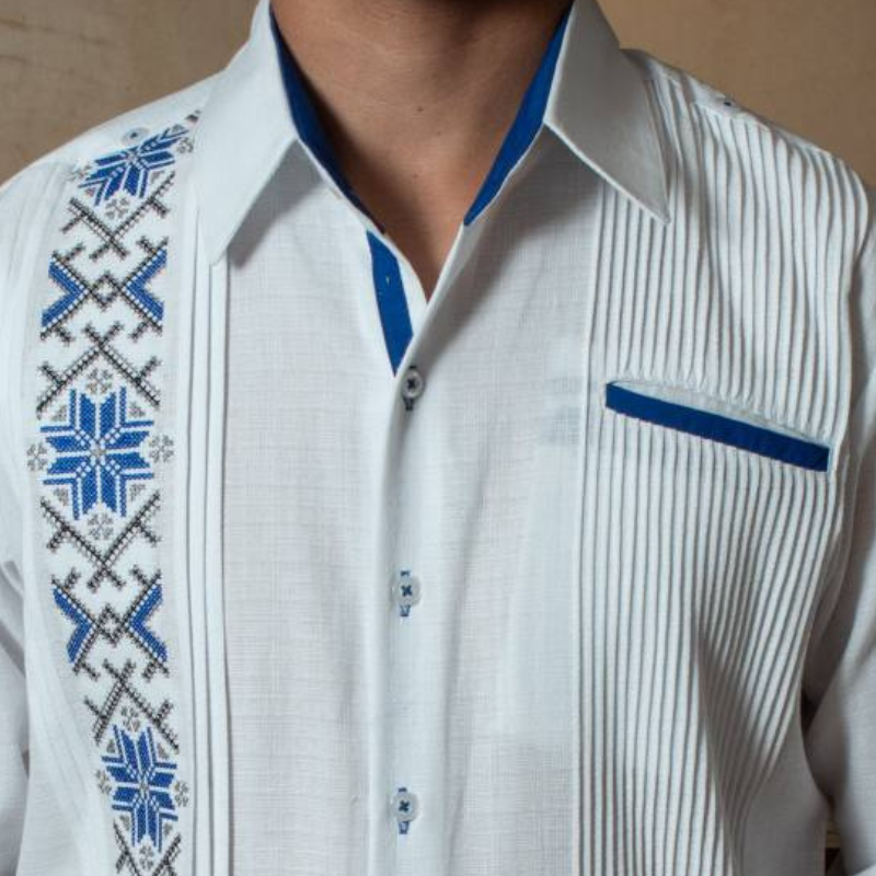 Detalle del bordado azul en guayabera presidencial blanca