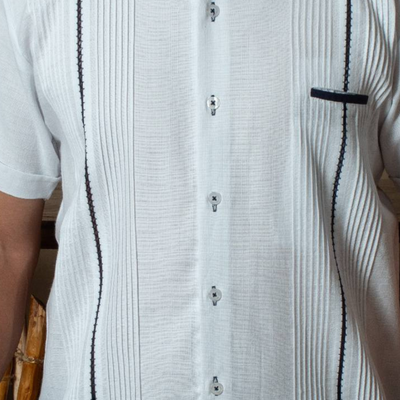 Detalle del bordado azul marino en guayabera cuello mao blanca