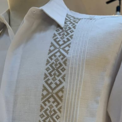 Detalle del bordado beige en guayabera presidencial blanca