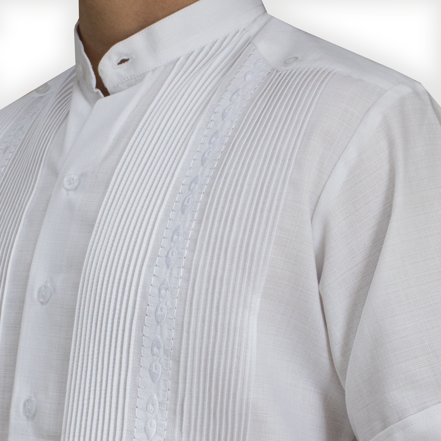 Detalle del bordado blanco en guayabera blanca manga corta