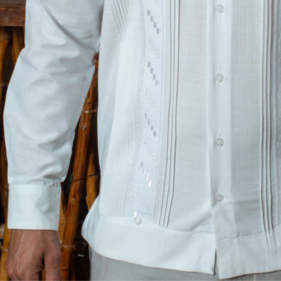 Detalle del bordado blanco sobre blanco en guayabera presidencial.