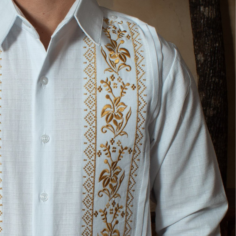 Detalle del bordado de flor de calabaza en guayabera