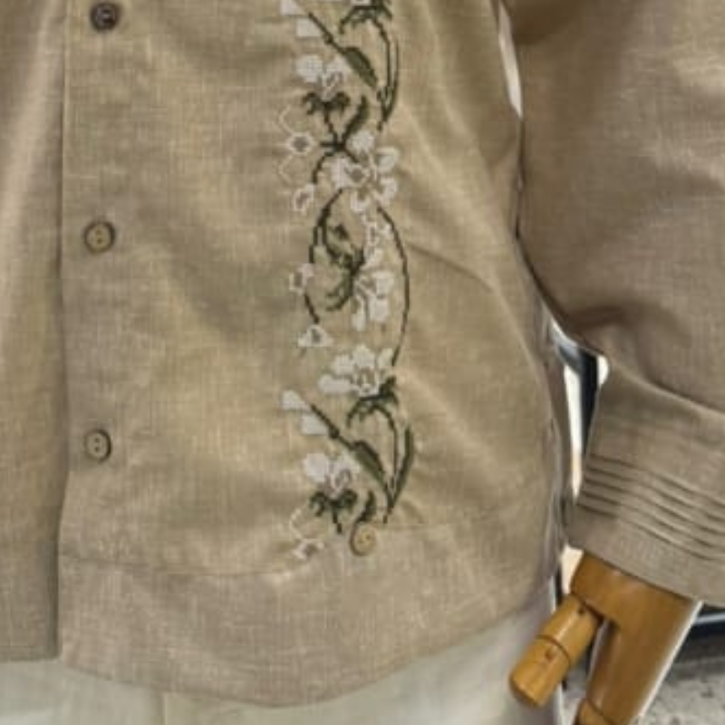 Guayabera beige con bordado flores
