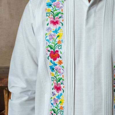 Detalle del bordado de flores en guayabera blanca