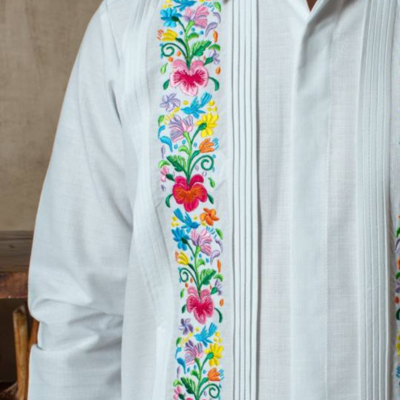 Guayabera blanca con bordado floral artesanal