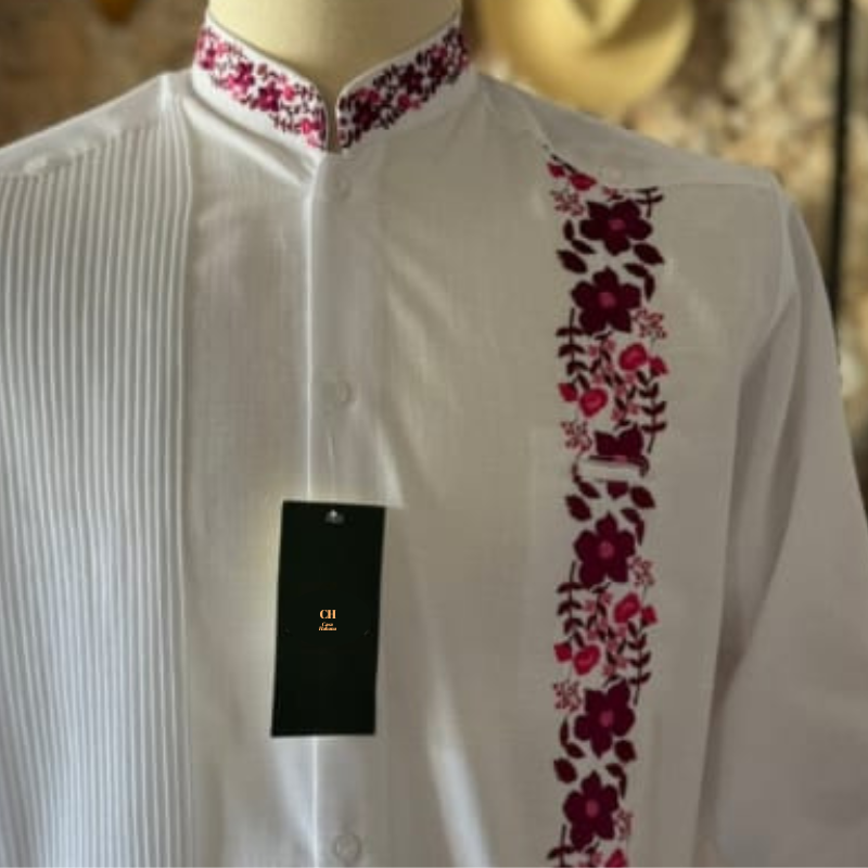 Detalle del bordado de flores rosa en guayabera cuello mao