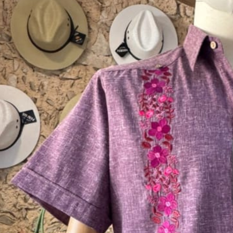 Guayabera morada bordado flores rosa
