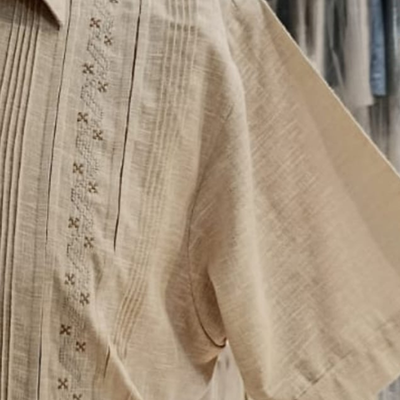 Detalle del bordado en guayabera beige elegante