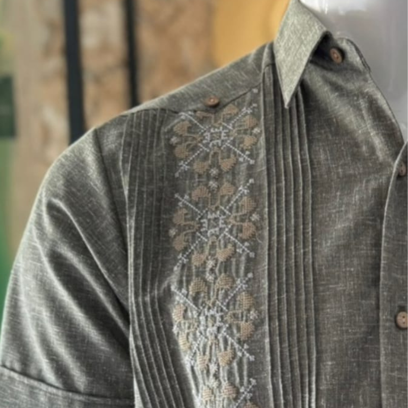 Guayabera gris manga corta con bordado artesanal