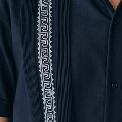 Detalle del bordado en guayabera navy elegante