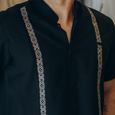 Detalle del bordado en guayabera negra elegante