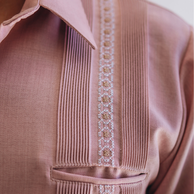 Detalle del bordado en guayabera rosa claro elegante
