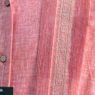 Detalle del bordado en guayabera rosa manga corta