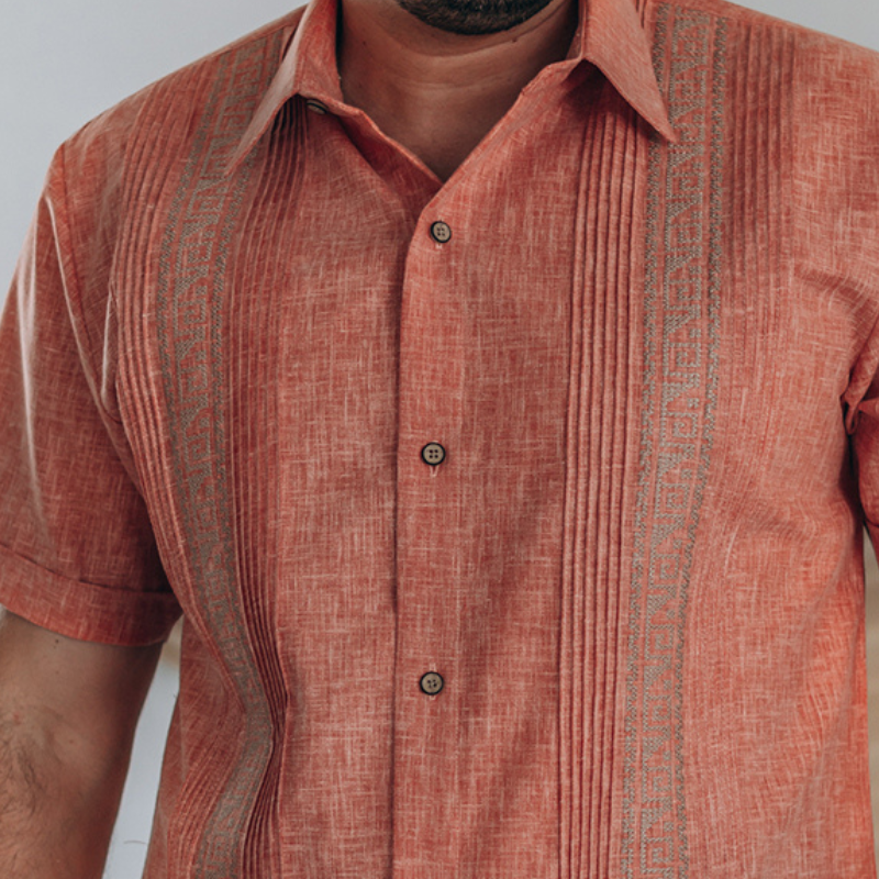 Detalle del bordado en guayabera salmón elegante