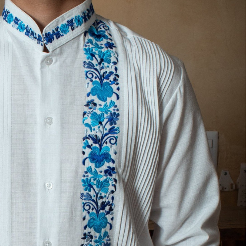 Guayabera con cuello mao y flores bordadas a mano