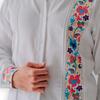Detalle del bordado floral en los puños de la guayabera
