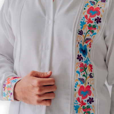 Detalle del bordado floral en los puños de la guayabera