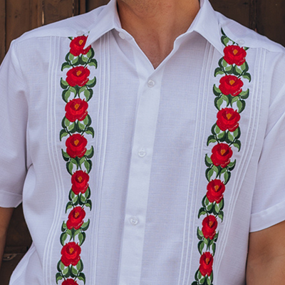 Detalle del bordado floral tradicional en guayabera