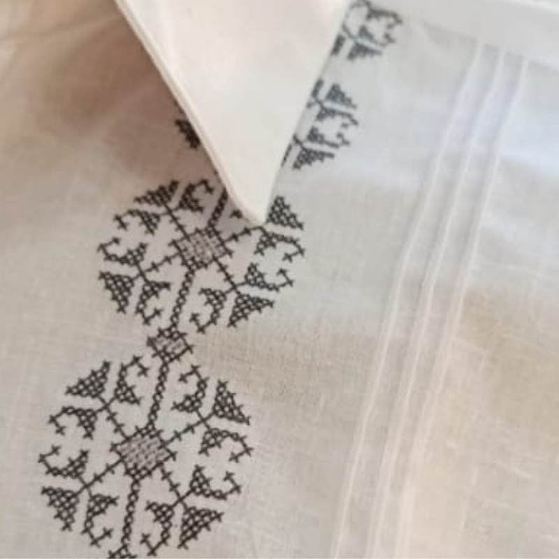 Detalle del bordado gris en guayabera blanca elegante