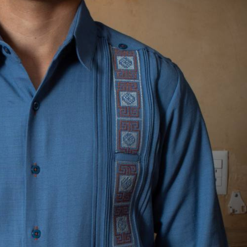 Guayabera azul bordada