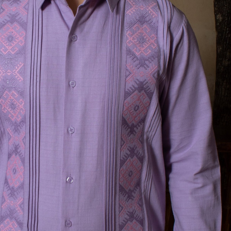 Guayabera lila bordada artesanal estilo presidencial