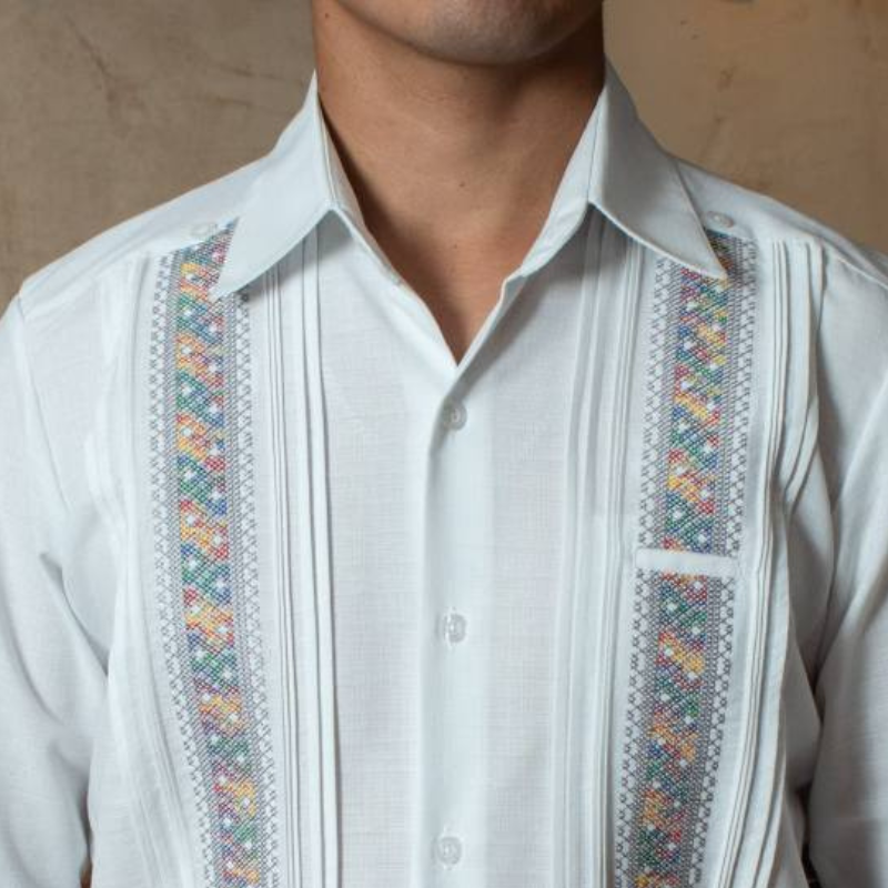 Detalle del bordado multicolor en guayabera presidencial blanca